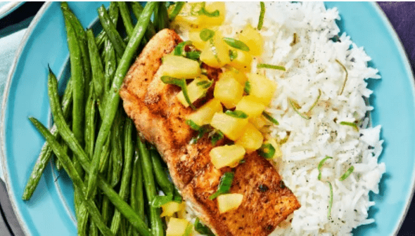 picture of finished recipe of blackened barramundi and pineapple salsa with roasted green beans